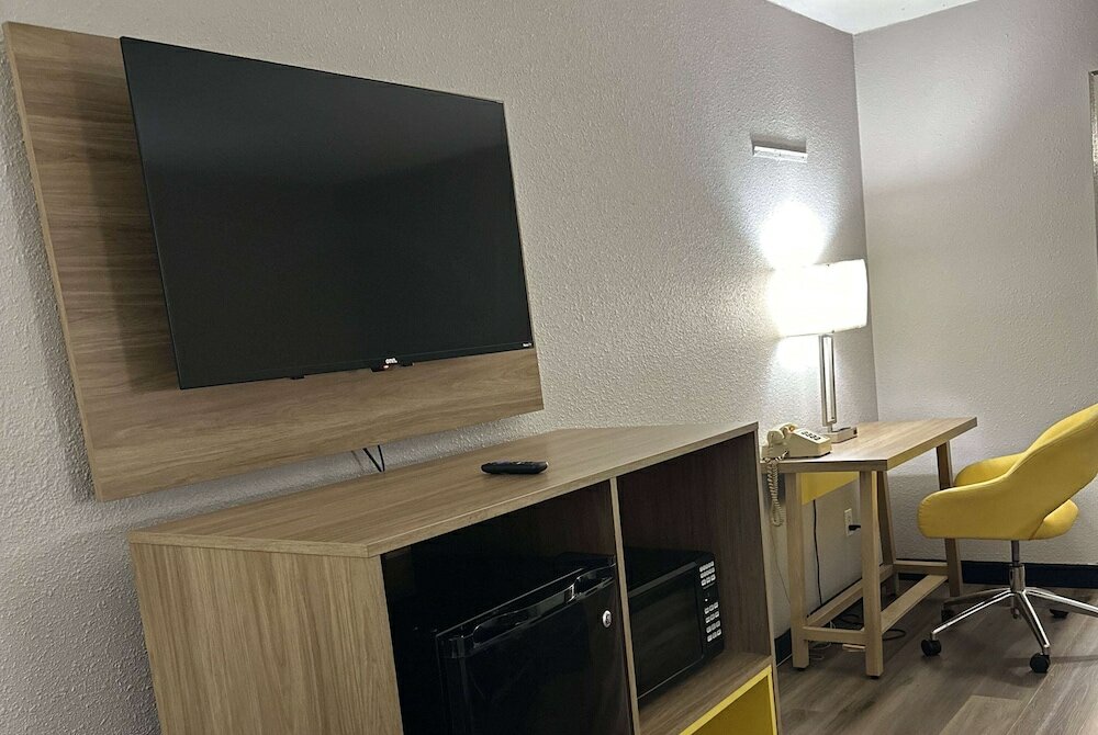 Фото Days Inn by Wyndham Huntington