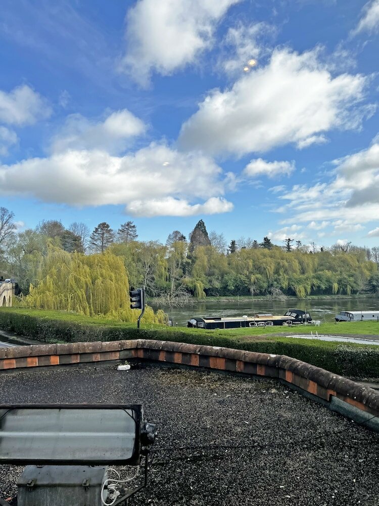 Фото Shillingford Bridge Hotel