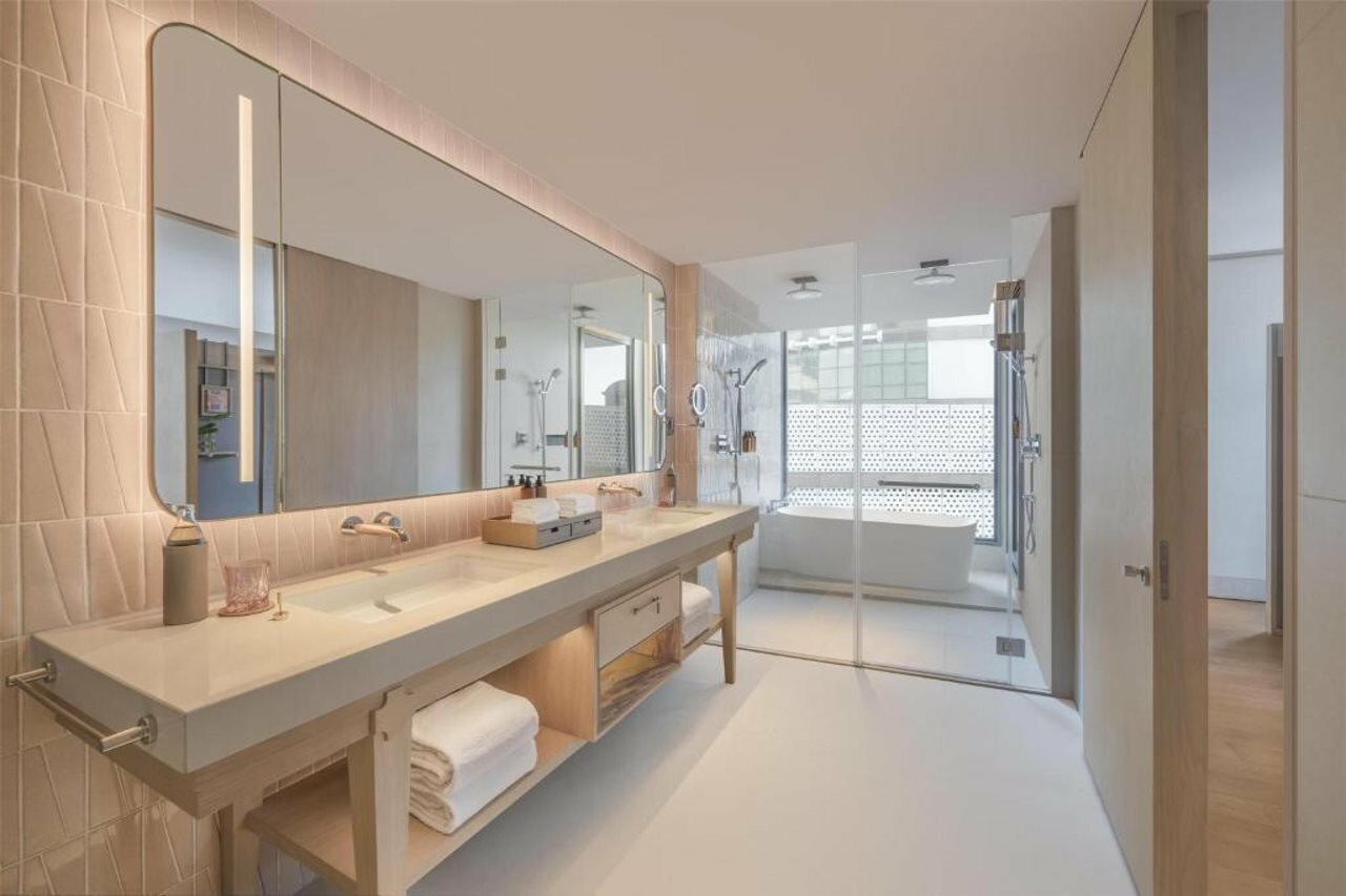 Фото KROMO Bangkok, Curio Collection by Hilton