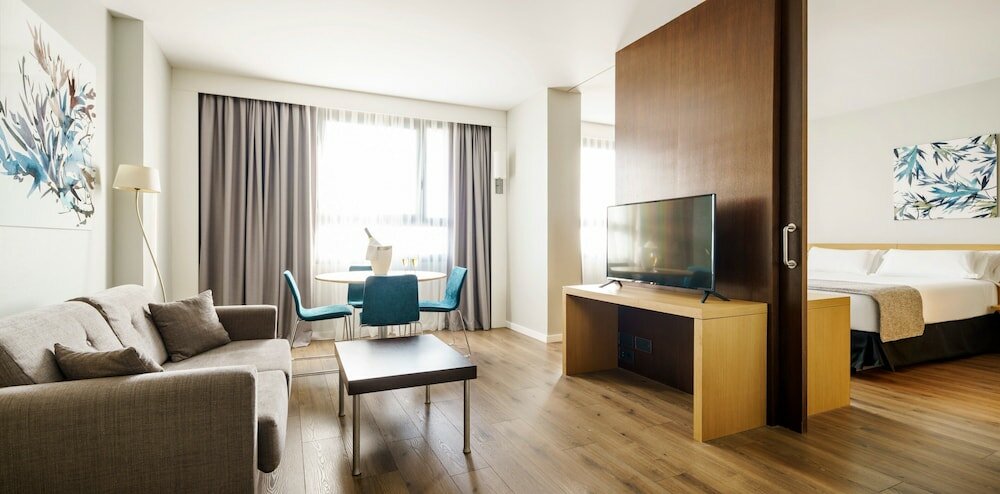 Фото Hotel Ilunion Valencia 4