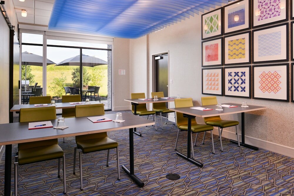 Фото Holiday Inn Express & Suites Olathe West, an Ihg Hotel
