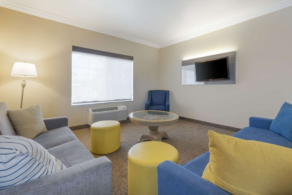 Фото Comfort Suites Oceanside Camp Pendleton Area