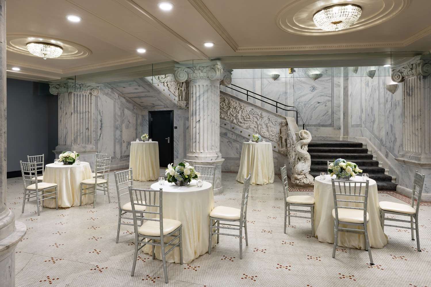 Фото The Candler Hotel Atlanta, Curio Collection by Hilton