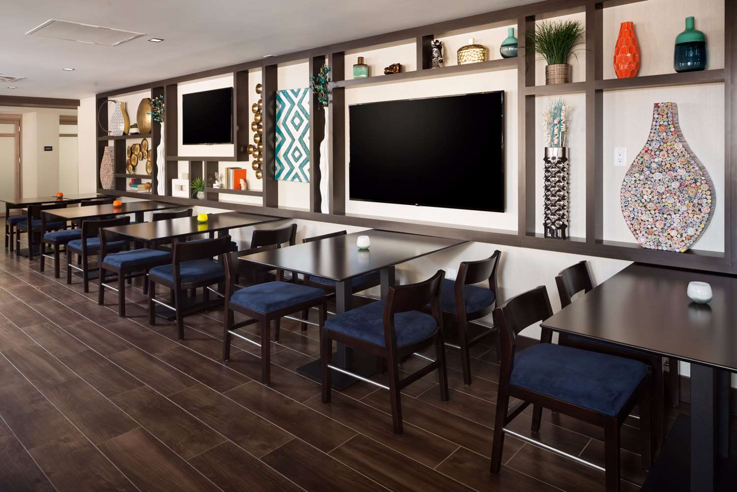 Фото Hampton Inn & Suites Dallas Downtown