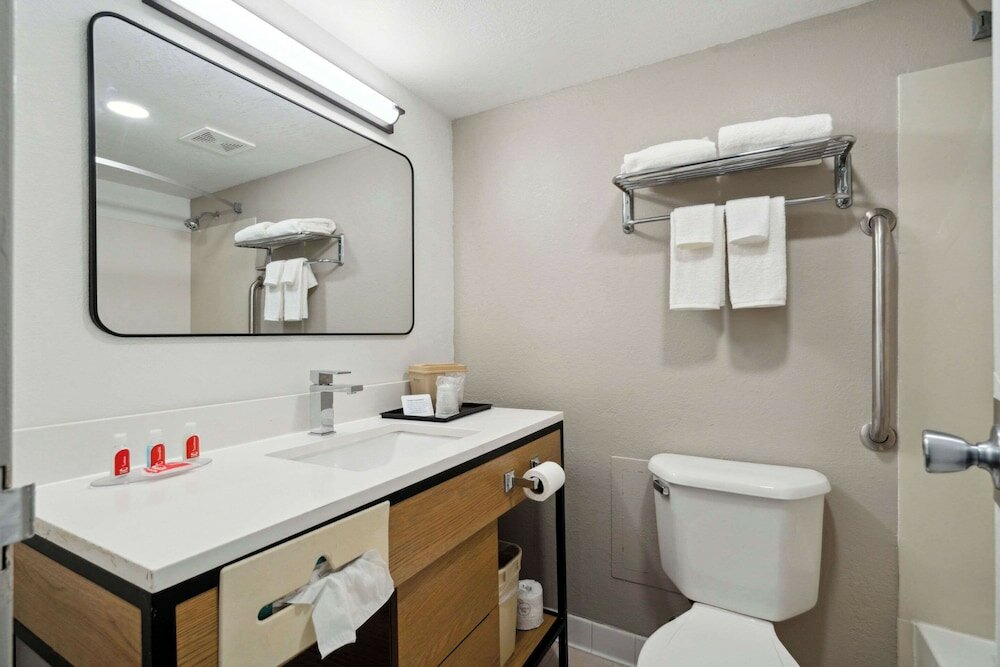 Фото Econo Lodge Inn & Suites