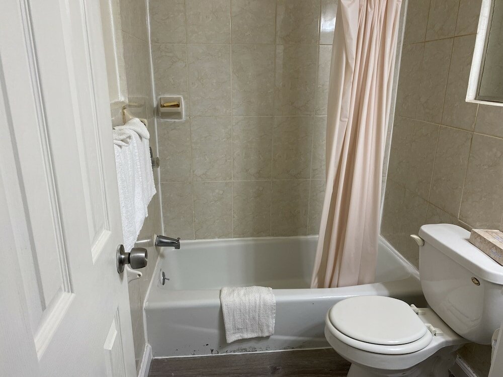 Фото Red Carpet Inn & Suites