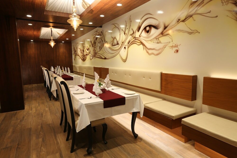 Фото M Crown Hotel