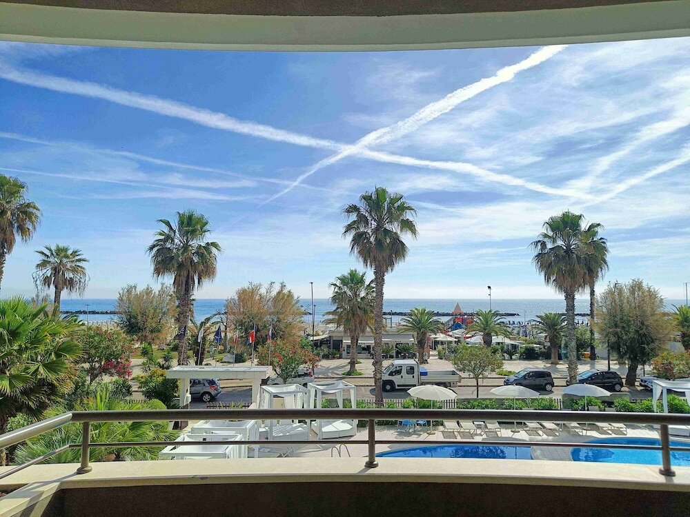 Фото International