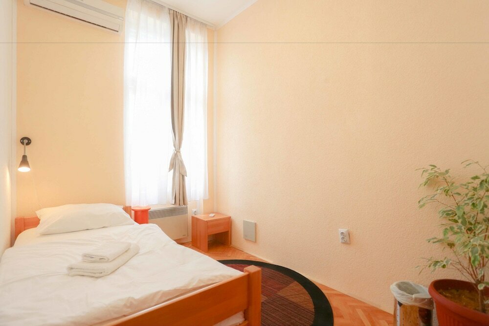 Фото Pigeon Square Rooms