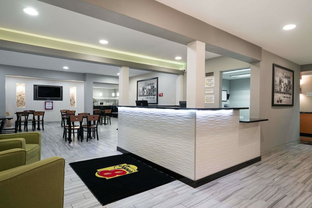 Фото Super 8 by Wyndham Rochester Mayo Clinic Area