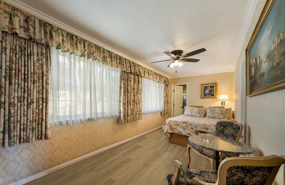 Фото Carmel Inn And Suites