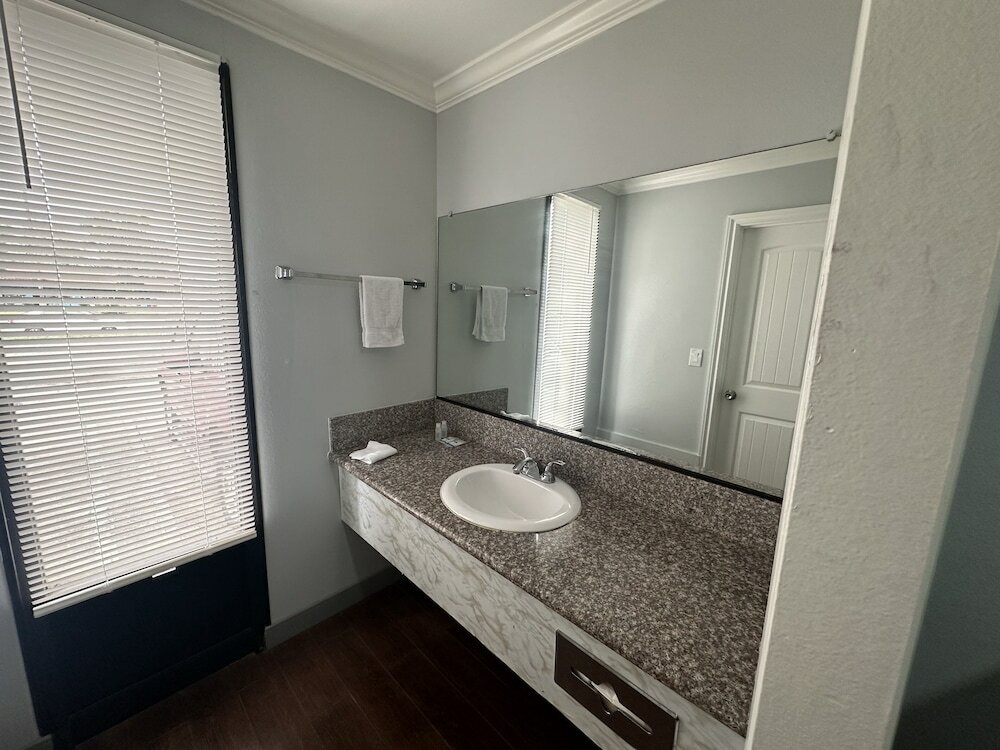 Фото Palm Inn Hotel near Tyler Mall Riverside