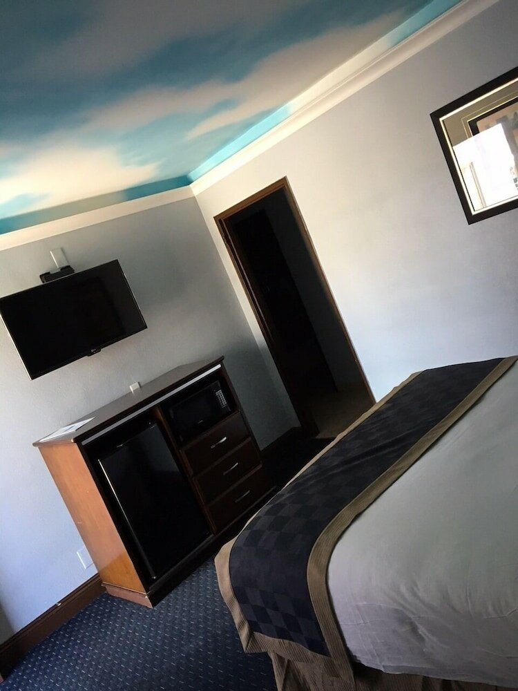 Фото Hollywood Palms Inn and Suites