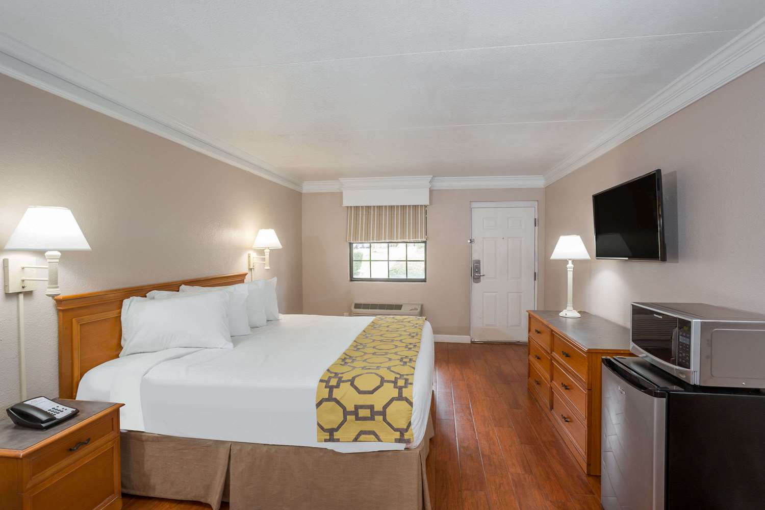 Фото Casa Bella Inn & Suites