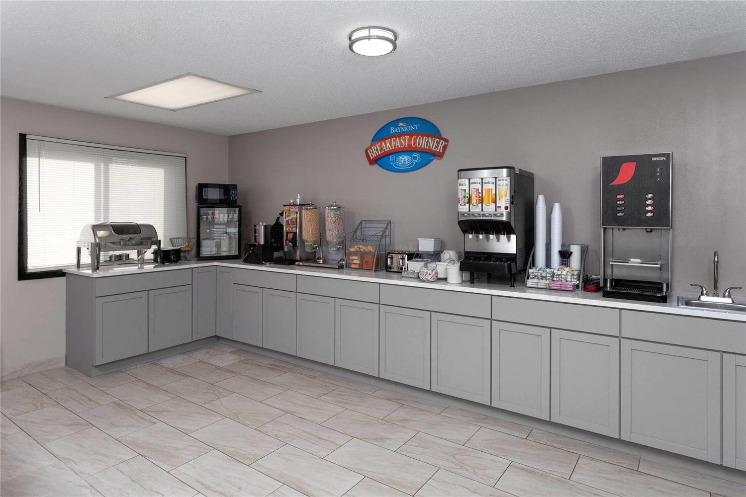 Фото Super 8 by Wyndham Oshkosh Airport