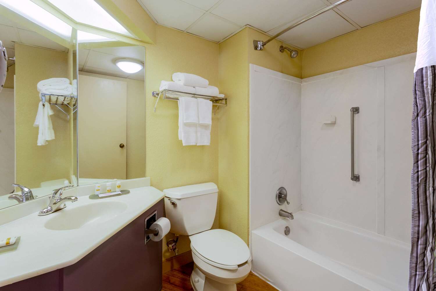 Фото La Quinta Inn & Suites by Wyndham Charlotte Airport North