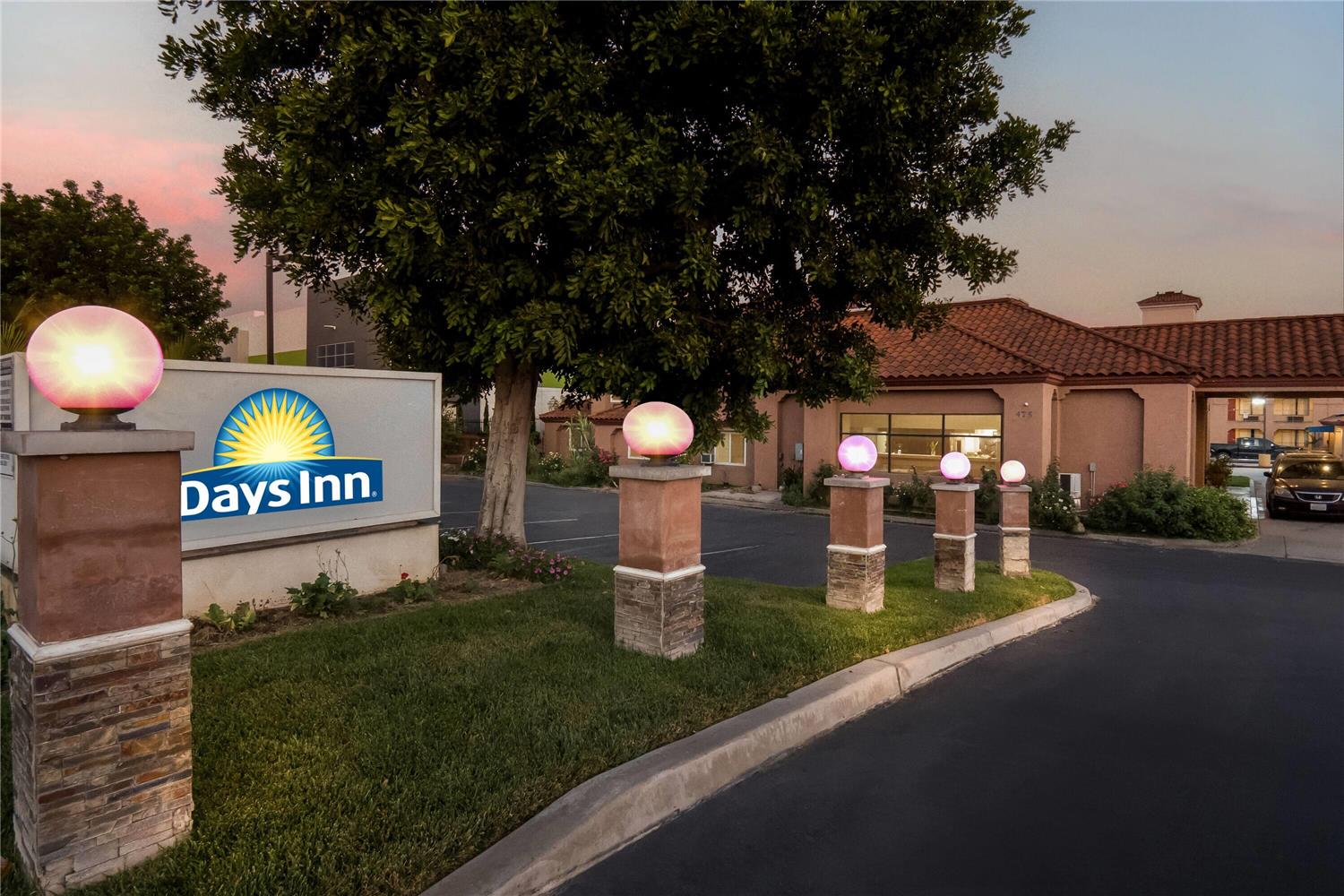 Фото Days Inn by Wyndham Fontana Rialto