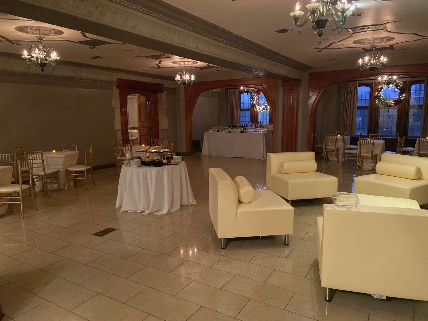 Фото The Tudor Arms Hotel Cleveland - a DoubleTree by Hilton