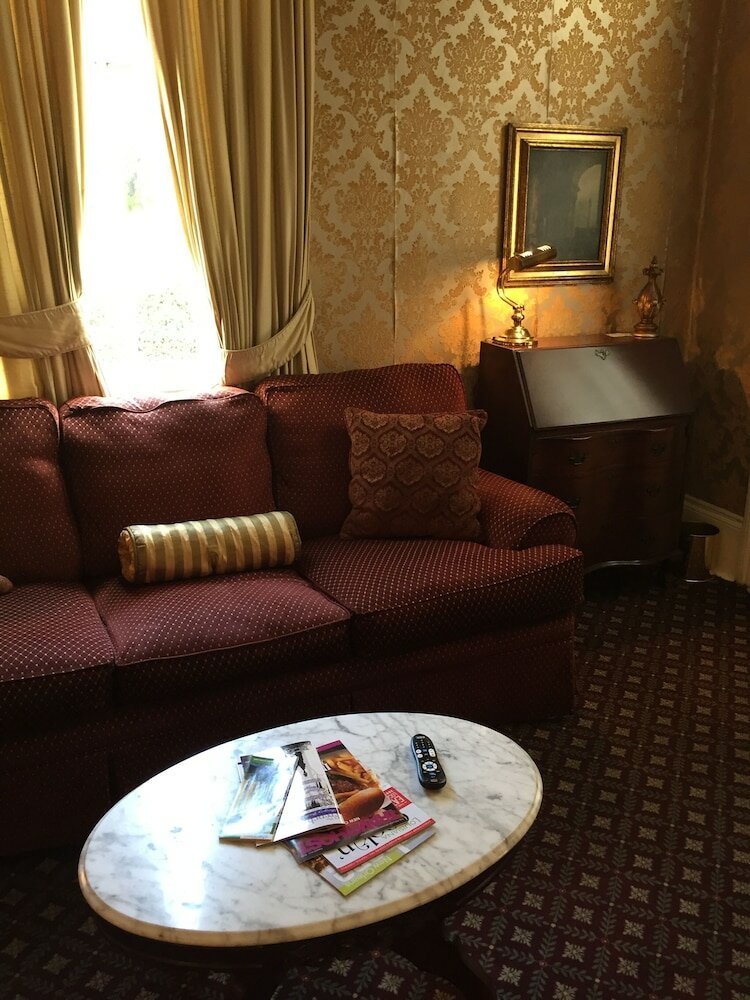 Фото Nine O Five Royal Hotel