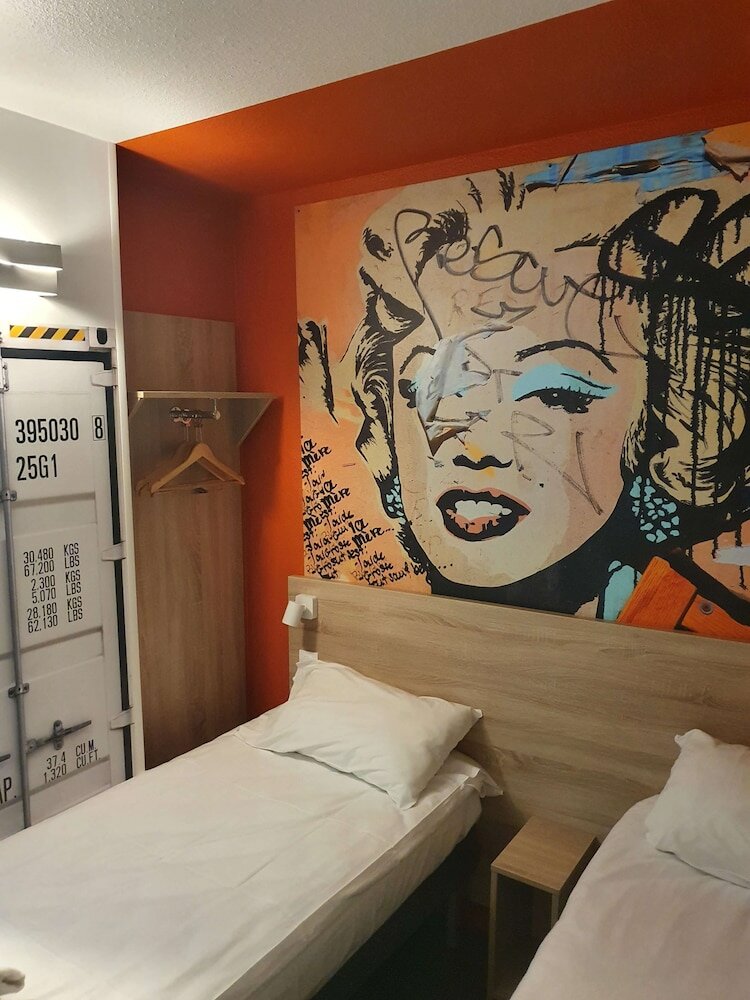 Фото Hotel Kyriad Direct Martigues