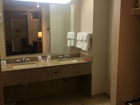 Фото Ramada by Wyndham Rockville Centre