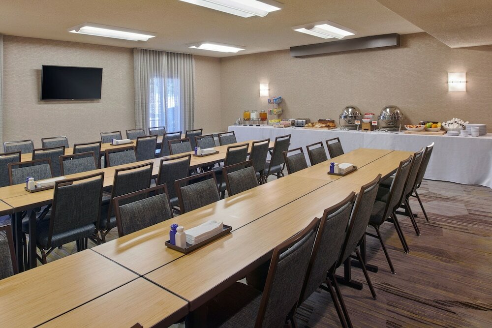 Фото Courtyard by Marriott Detroit Dearborn