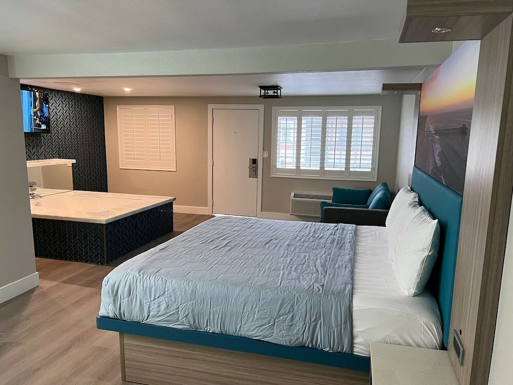 Фото Super 8 by Wyndham Oceanside Downtown