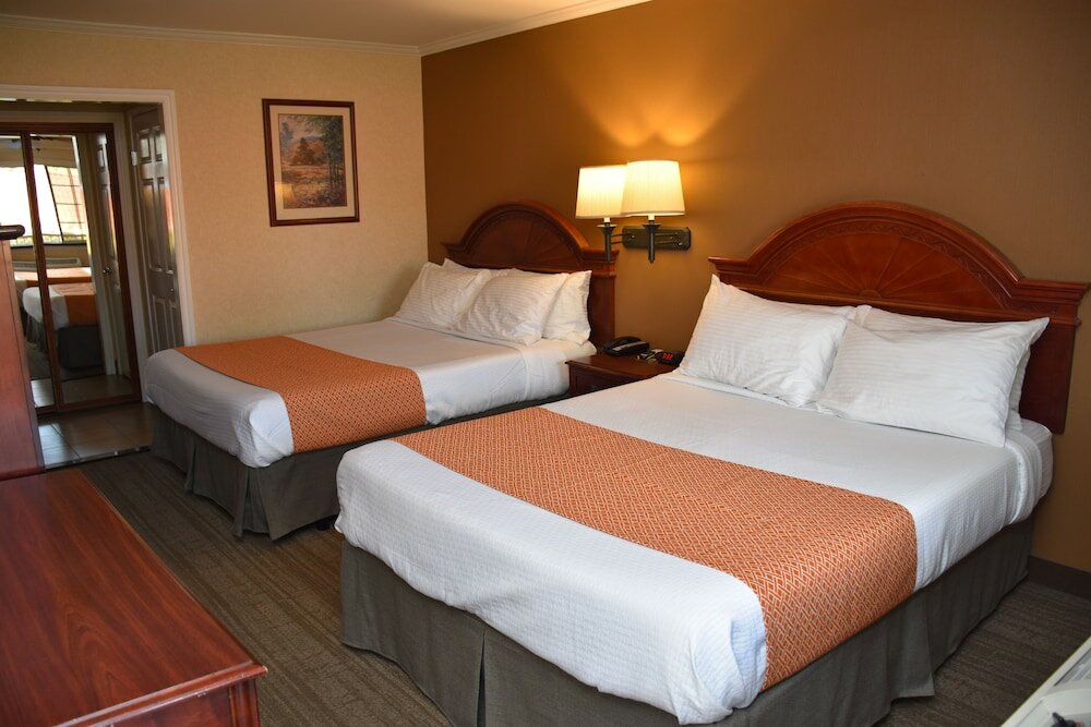 Фото Dynasty Suites Redlands