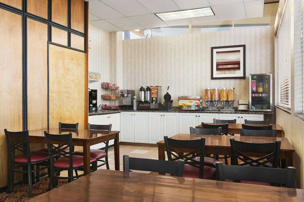 Фото Travelodge by Wyndham North Battleford