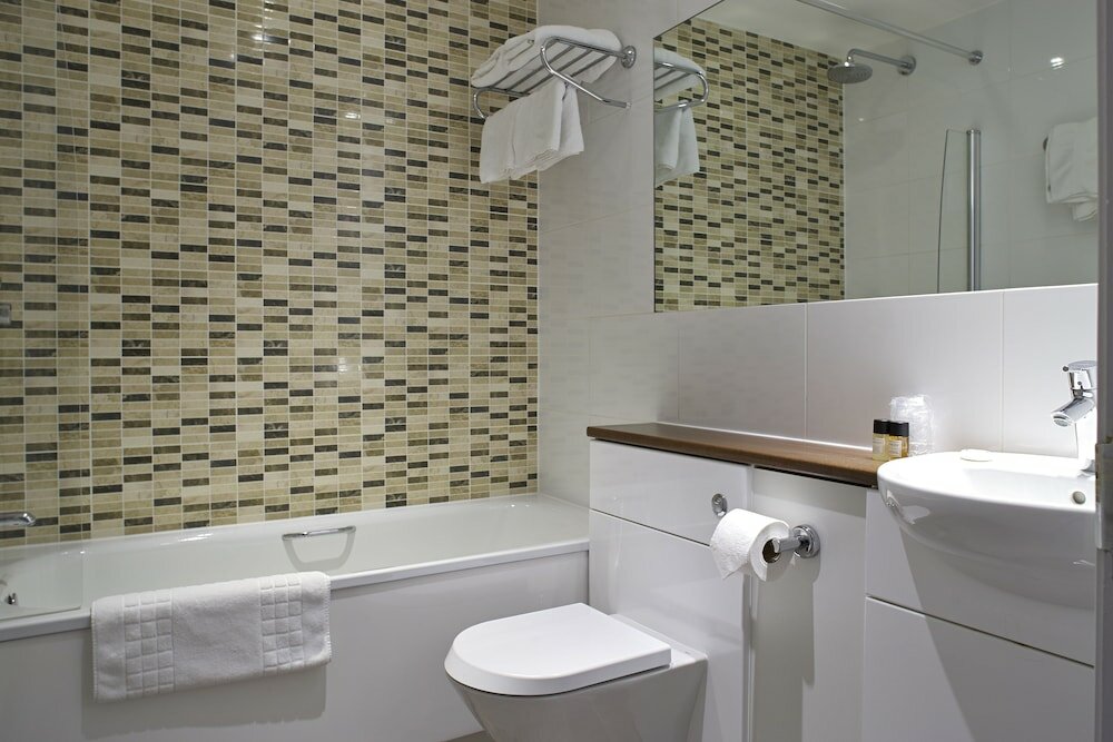 Фото Mandolay Hotel Guildford