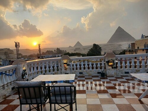 Royal pyramids Inn