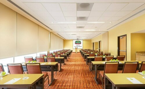 Гостиница Courtyard by Marriott Leon at the Poliforum в Леоне