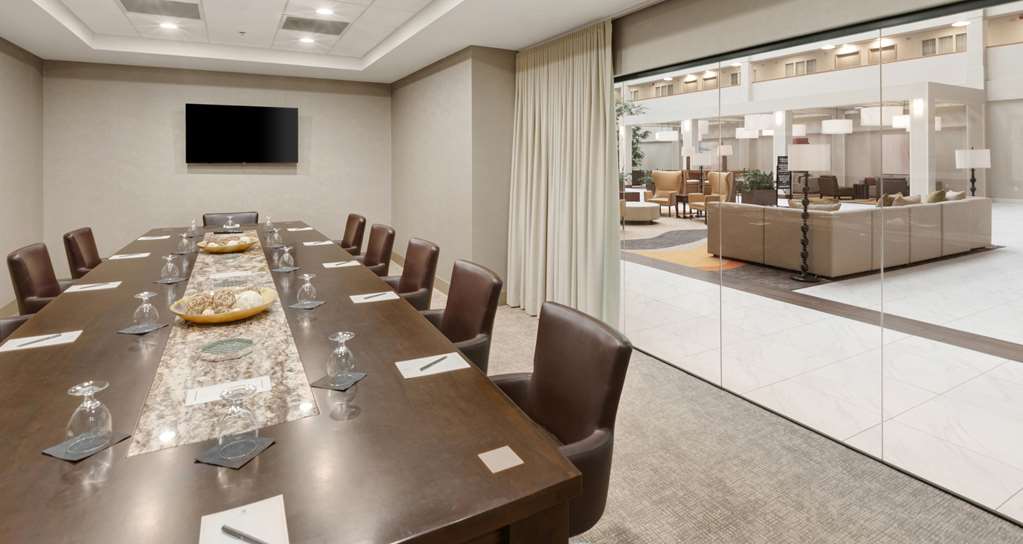 Фото Embassy Suites by Hilton Milwaukee Brookfield