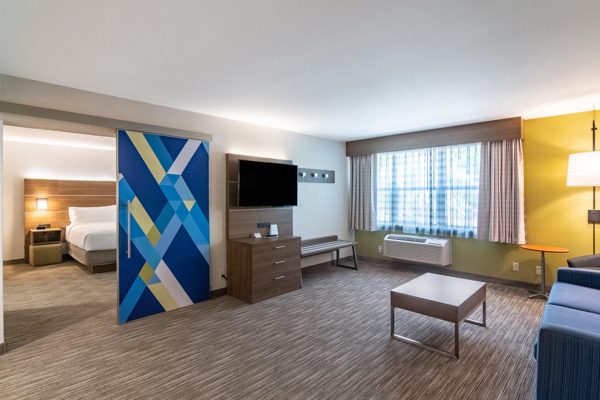 Фото Holiday Inn Express & Suites Camarillo, an Ihg Hotel
