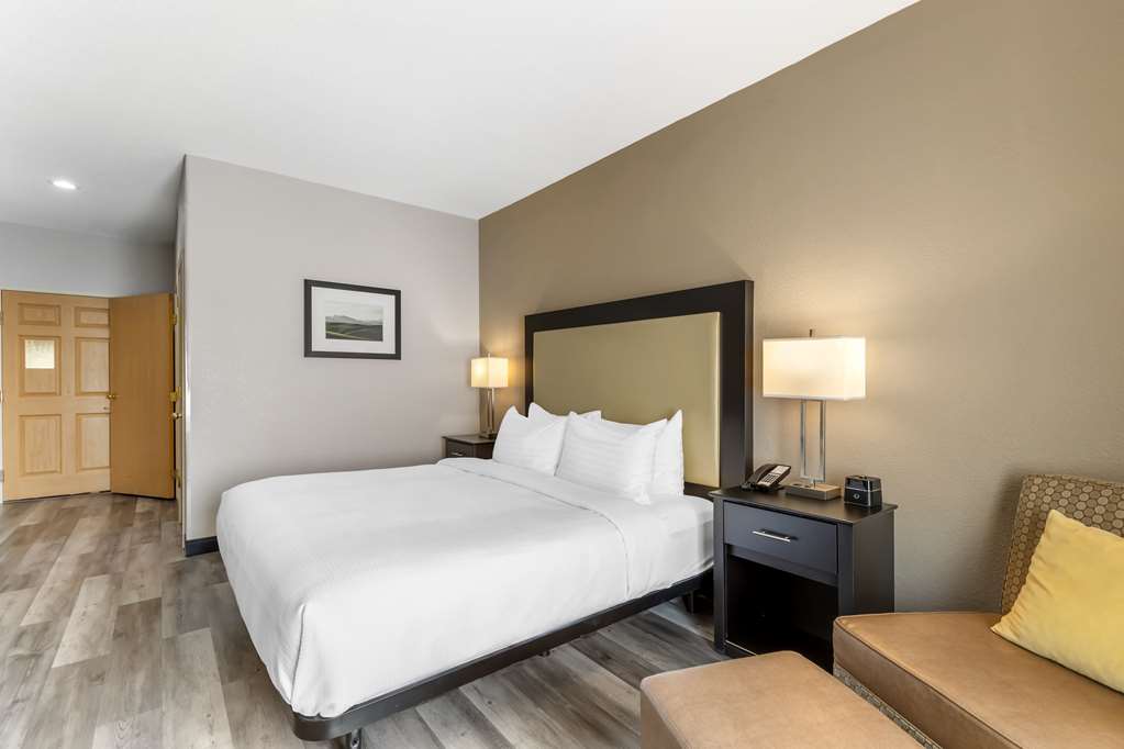 Фото Best Western Plus Des Moines West Inn & Suites