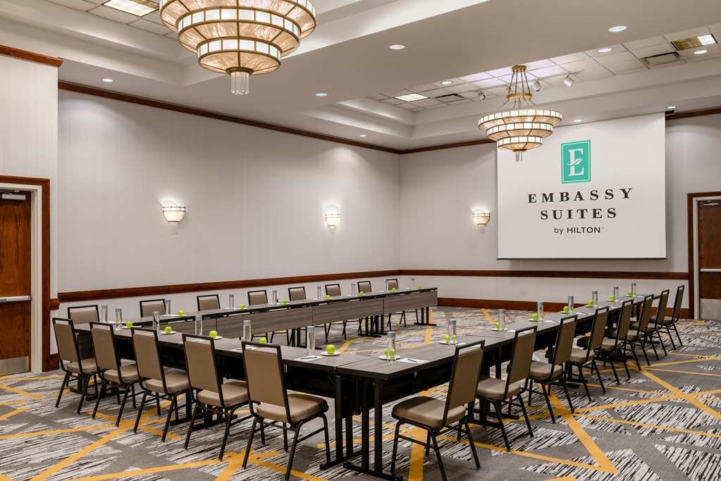 Фото Embassy Suites by Hilton Portland Airport