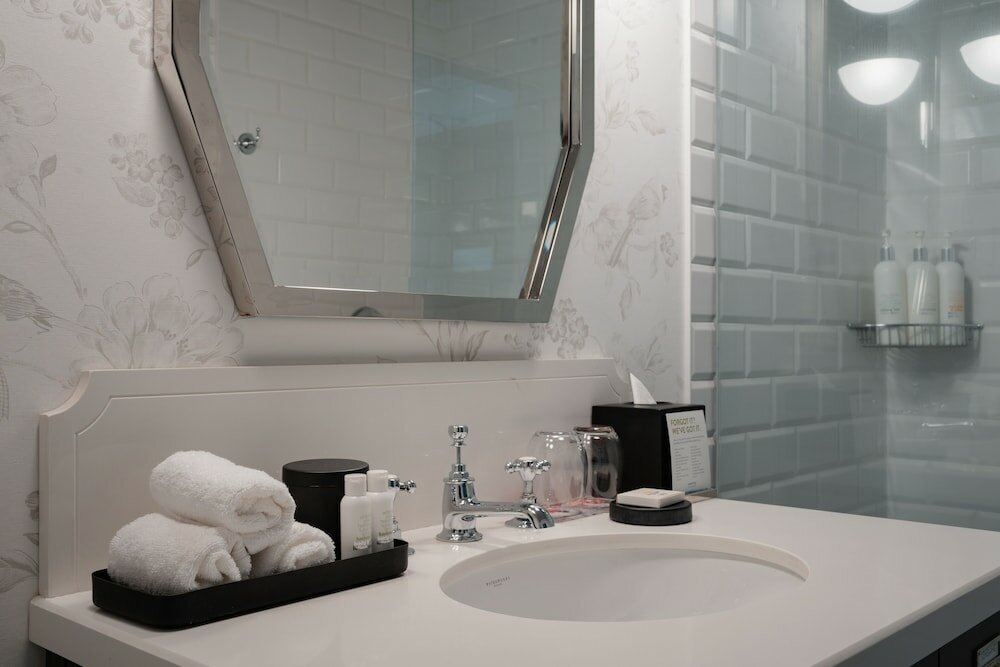 Фото Kimpton Cardinal Hotel, an IHG Hotel