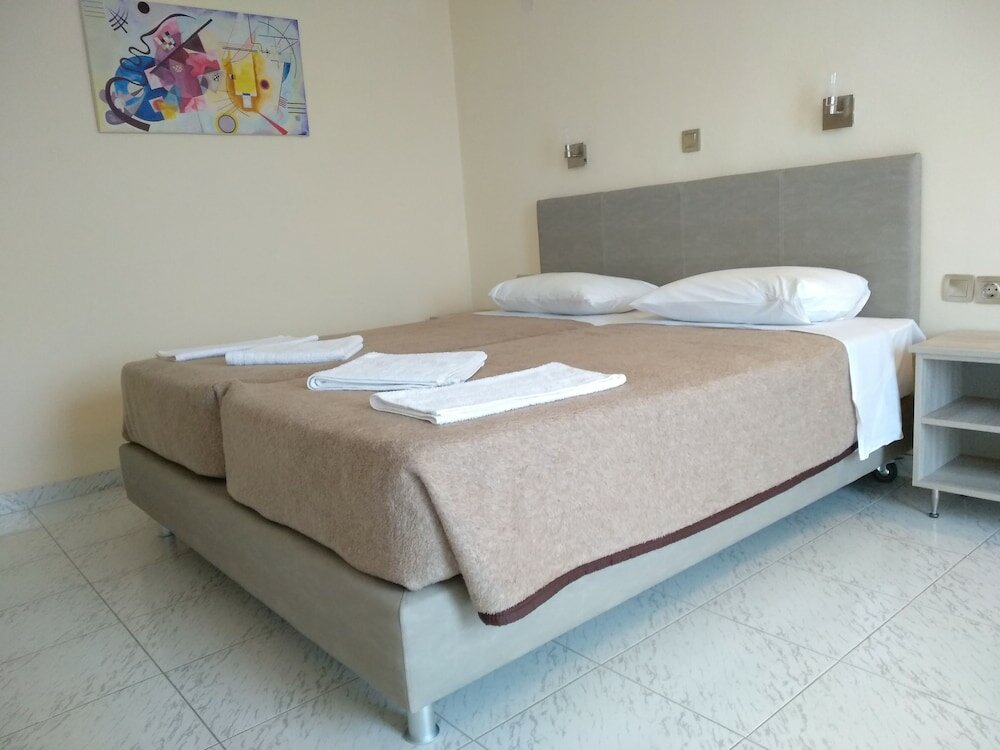 Фото Leonidas Hotel and Studios