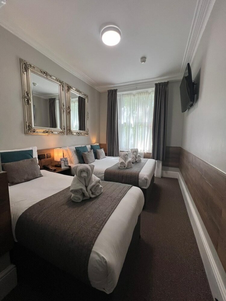 Фото Tudor Court Hotel