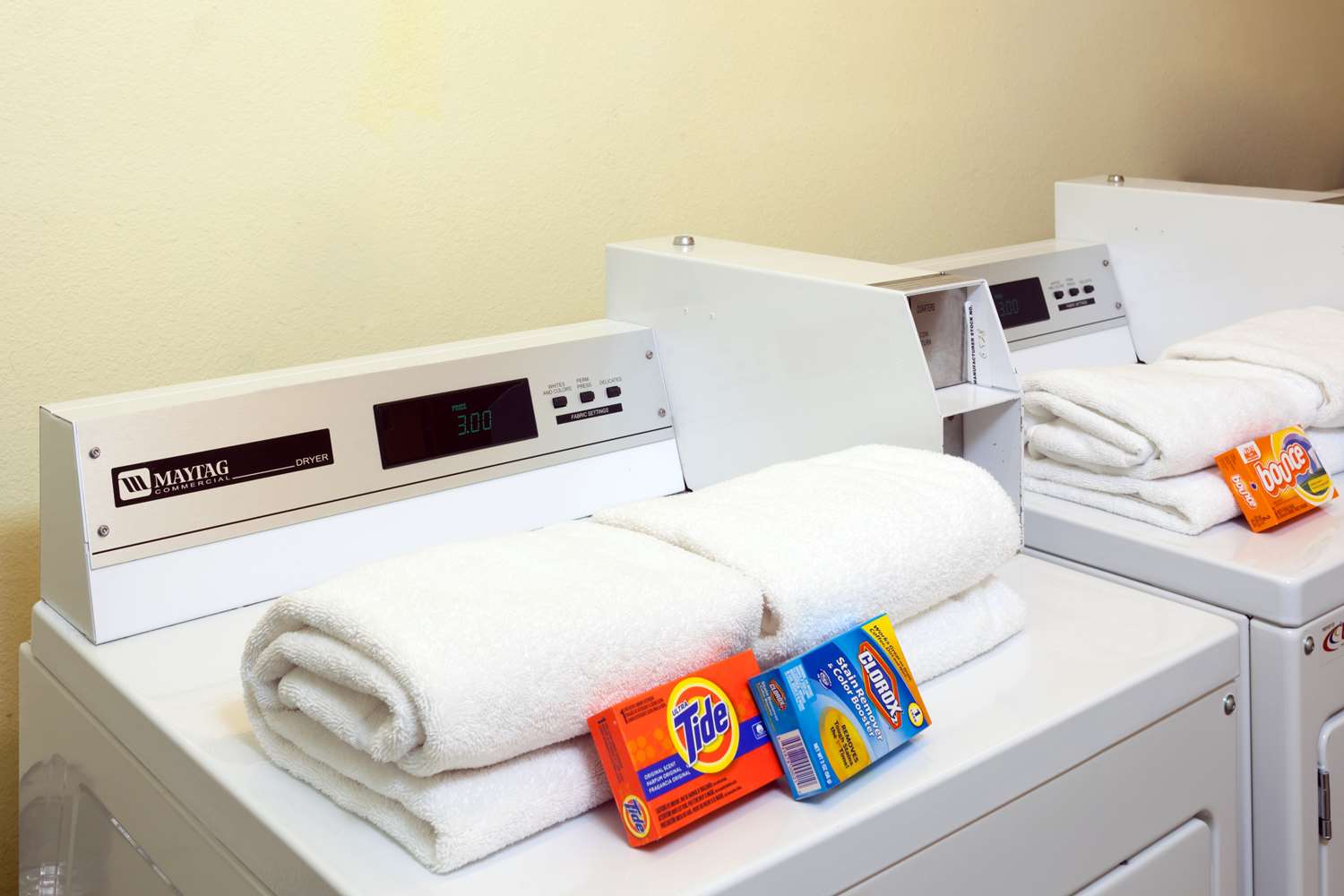 Фото Ramada Plaza by Wyndham West Hollywood Hotel & Suites