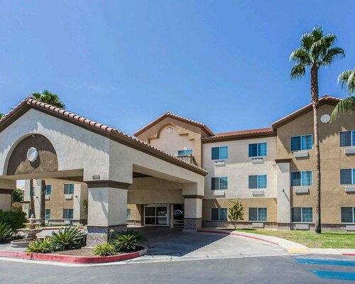 Гостиница Comfort Suites Bakersfield в Бэйкерсфилде