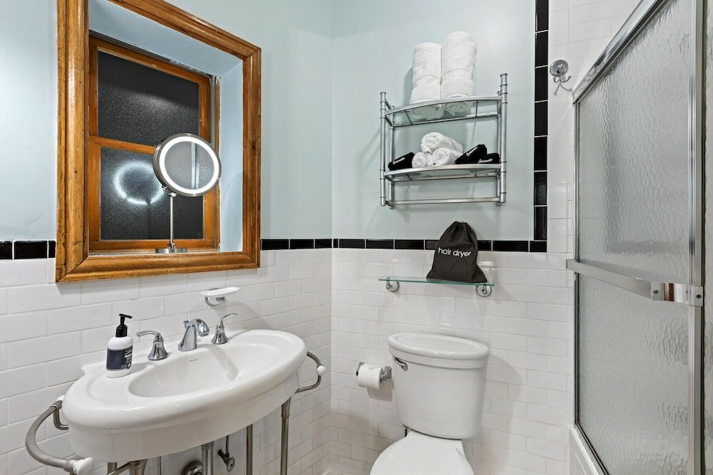 Фото The Historic Blue Moon Hotel - Nyc