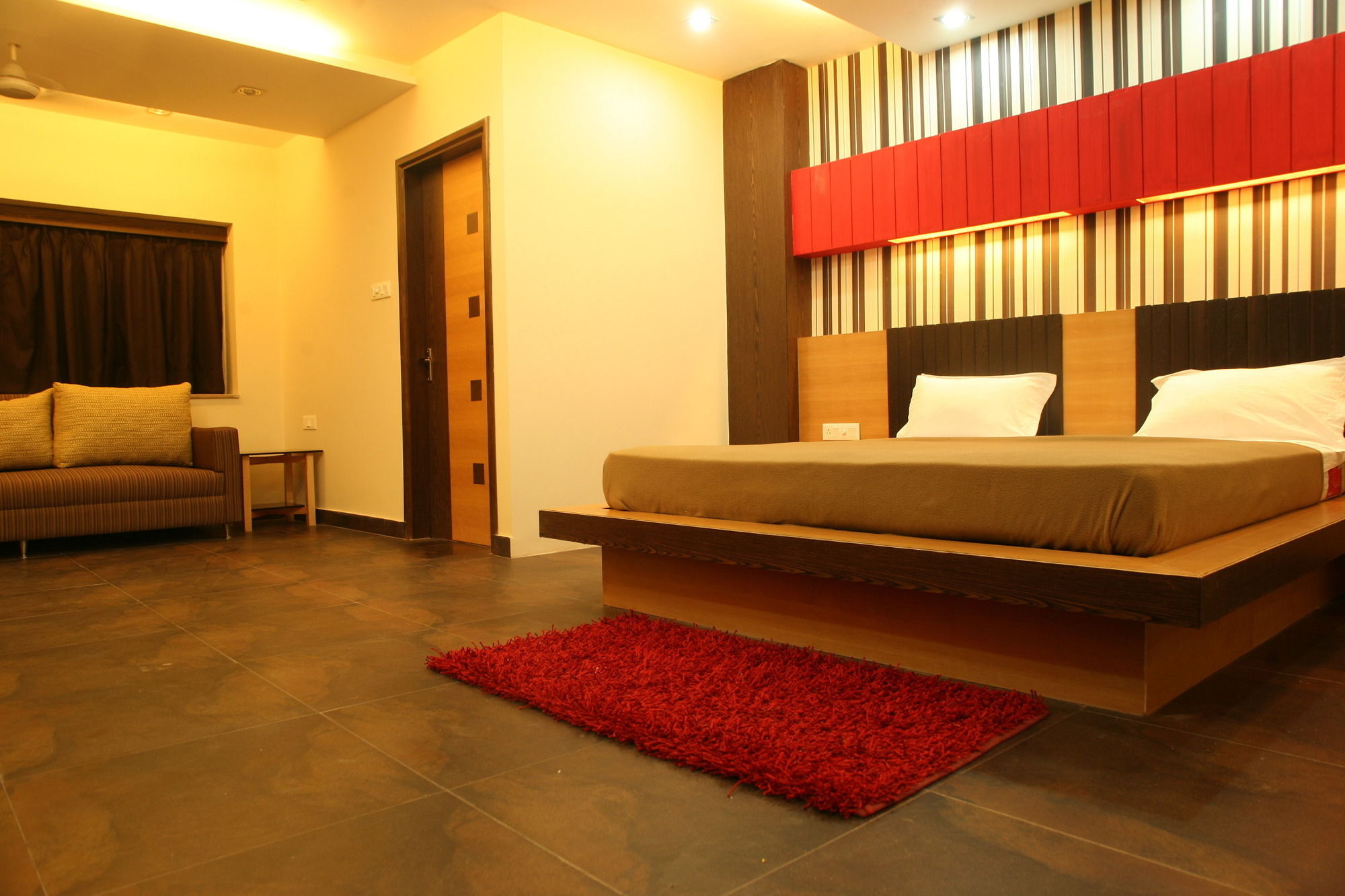 Фото Hotel Trimoorti