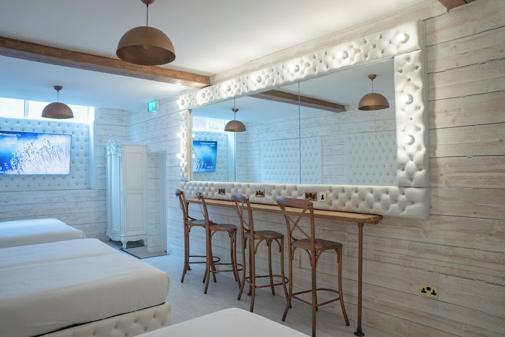 Фото The Dixie Dean Hotel