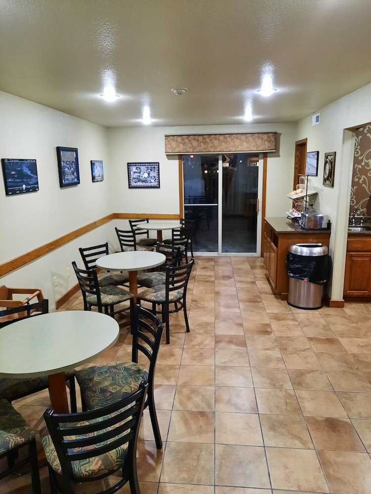 Фото RiverTree Inn & Suites