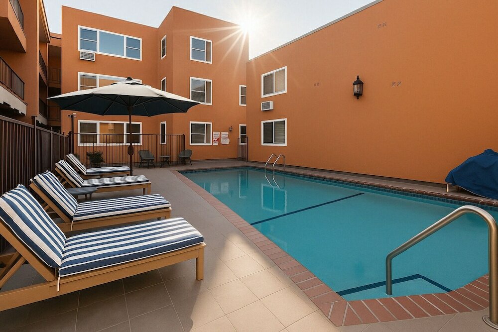 Фото The Live Hotel