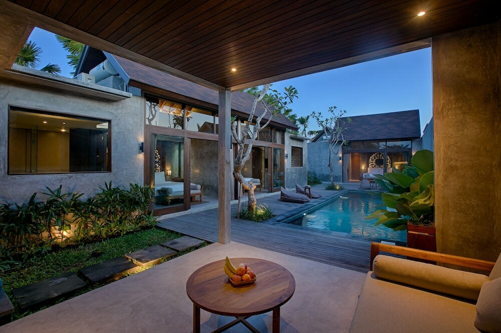 Фото Taman Dharmawangsa Suites