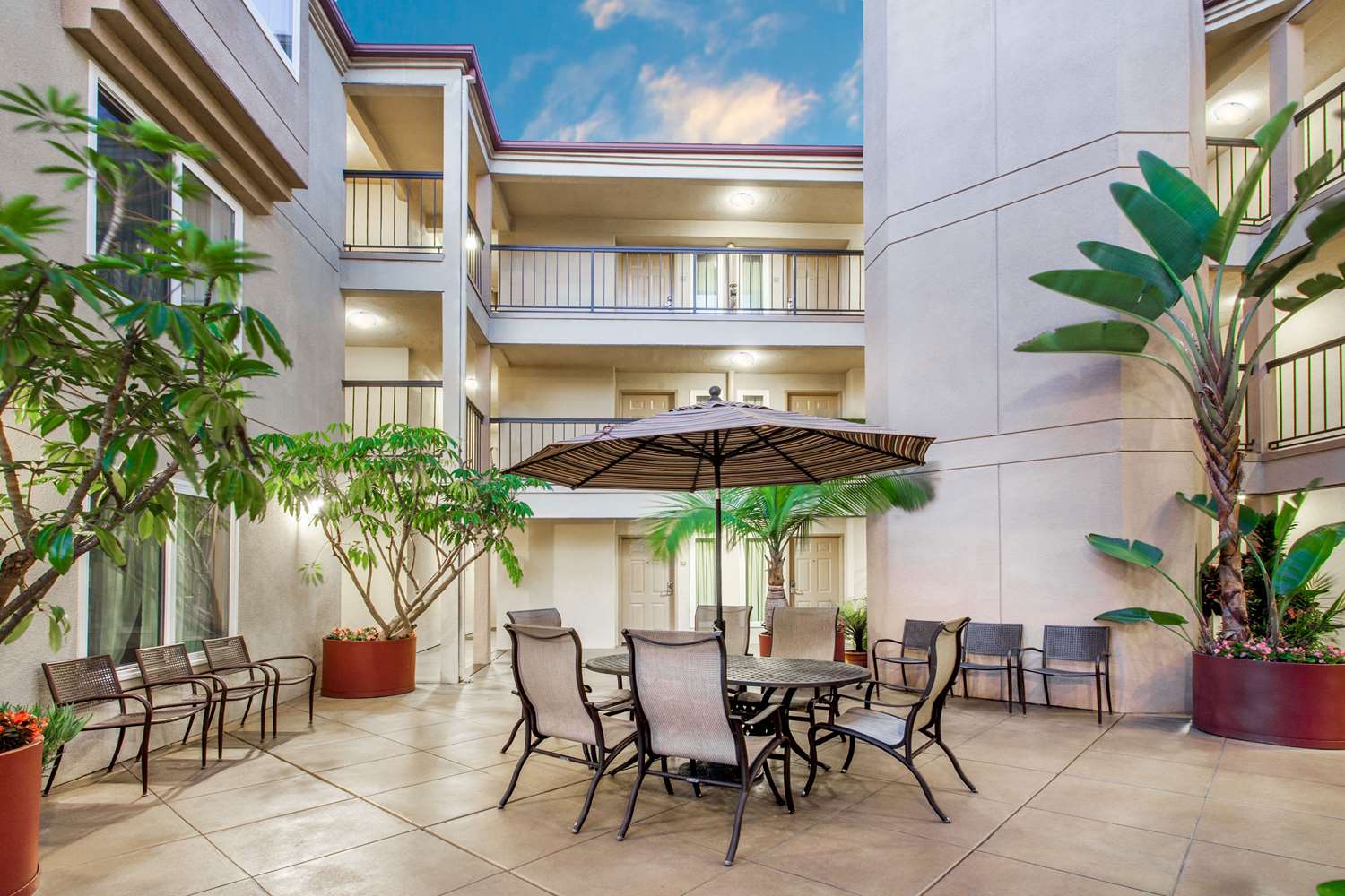 Фото Days Inn by Wyndham Carlsbad