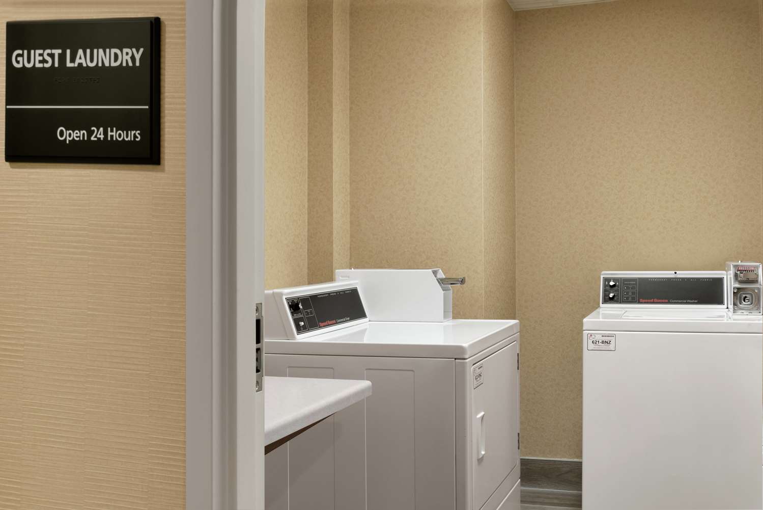 Фото Hampton Inn West Des Moines Lake Drive