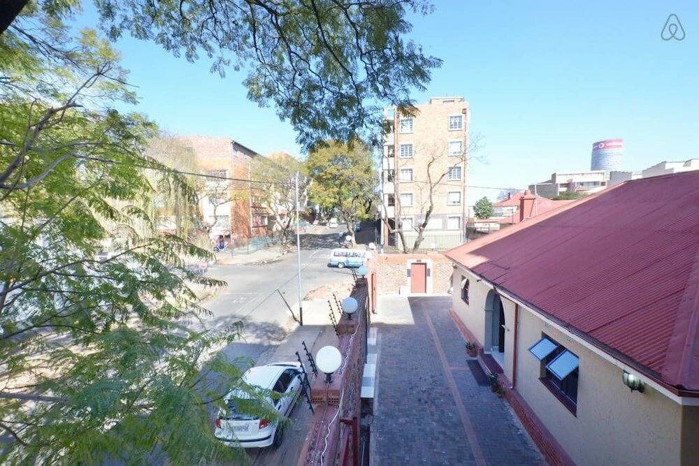 Фото Legacy Guest Lodge